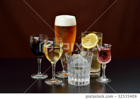 Image of alcoholic drink. Caution) Transparent liquid is water. Red wine, white wine, beer, shochu, highball. 32535409
