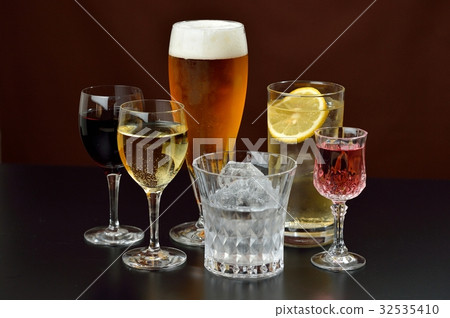 Image of alcoholic drink. Caution) Transparent liquid is water. Red wine, white wine, beer, shochu, highball. Image of alcoholic drink. Caution) Transparent liquid is water. Red wine, white wine, beer, shochu, highball. 32535410
