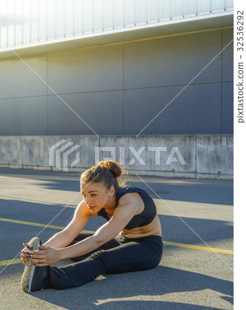 Woman stretching her legs in the city 32536292