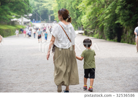 Walking with parents and children Walking with parents and children 32536586