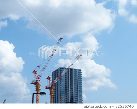 起重機在天空中延伸 32536740