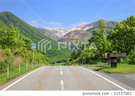 大分縣kuyama山脈和新鮮的綠色yamanami高速公路 照片素材 圖片 圖庫