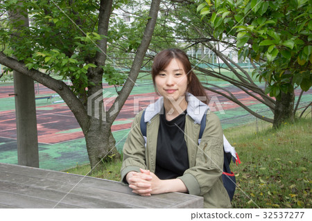 A woman sitting on an outdoor desk (Japan Economic University) A woman sitting on an outdoor desk (Japan Economic University) 32537277