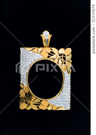 gold locket frame pendant with diamond 32537674
