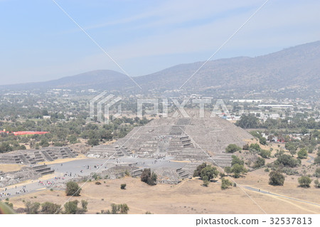 月亮金字塔 32537813