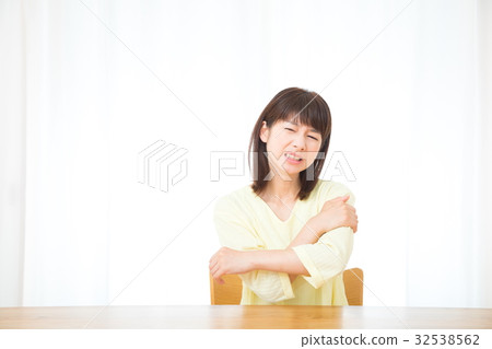 頸部僵硬頸部僵硬頸部肌肉疼痛負面形像不良身體狀況女性肖像20's 30's 頸部僵硬頸部僵硬頸部肌肉疼痛負面形像不良身體狀況女性肖像20's 30's 32538562