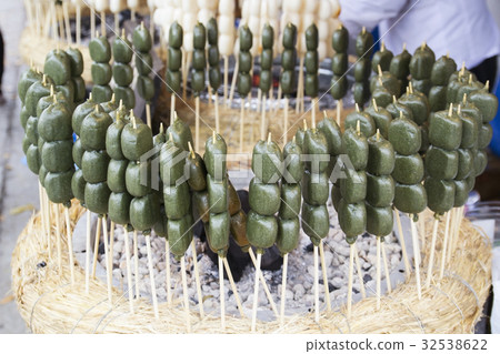 Japanese roasted rice dumpling called dango 32538622