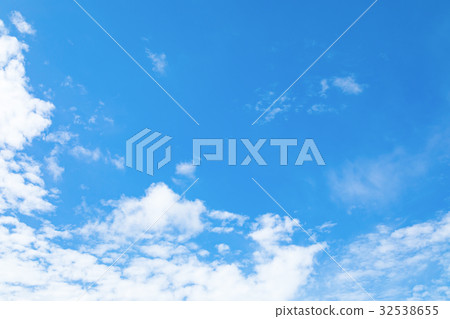 仲夏天空藍色多雨天空雲彩拷貝空間寬拷貝空間通用天空 仲夏天空藍色多雨天空雲彩拷貝空間寬拷貝空間通用天空 32538655