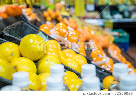 Citrus oranges supermarket blur soft focus Citrus oranges supermarket blur soft focus 32539086
