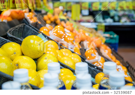 Citrus oranges supermarket blur soft focus Citrus oranges supermarket blur soft focus 32539087