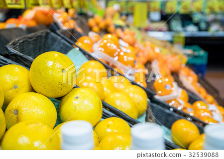 Citrus oranges supermarket blur soft focus Citrus oranges supermarket blur soft focus 32539088