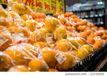 Citrus oranges supermarket blur soft focus Citrus oranges supermarket blur soft focus 32539093