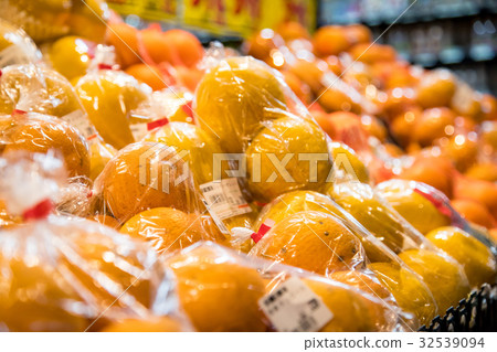 Citrus oranges supermarket blur soft focus Citrus oranges supermarket blur soft focus 32539094