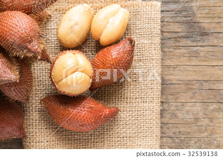 Salak fruit,Salacca on wooden background 32539138