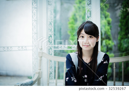 Young lady portrait Young lady portrait 32539267