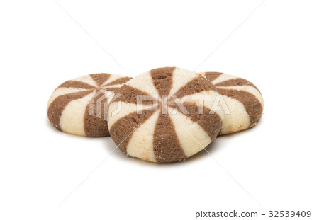Biscuits with chocolate filling isolated Biscuits with chocolate filling isolated 32539409