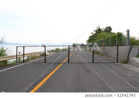Closed road 32541743