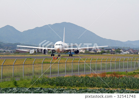 起飛前的飛機 32541748