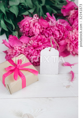Pink peony flowers,gift box and notes Pink peony flowers,gift box and notes 32541873