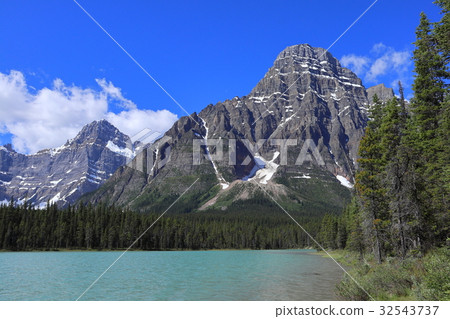 加拿大洛基瀑布湖風光 加拿大洛基瀑布湖風光 32543737