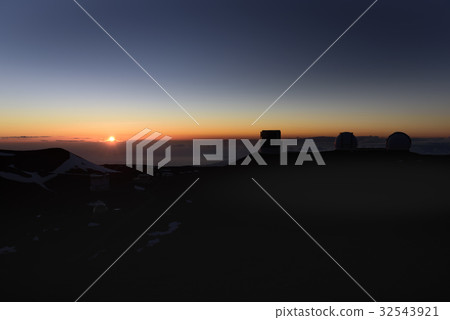 冒納凱阿火山和觀測所小組山上面日落 冒納凱阿火山和觀測所小組山上面日落 32543921