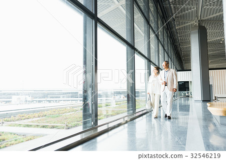 Senior couple (airport) Senior couple (airport) 32546219