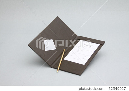 Bill folder with credit card 32549927