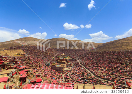 Top view night scene at Larung gar 32550413