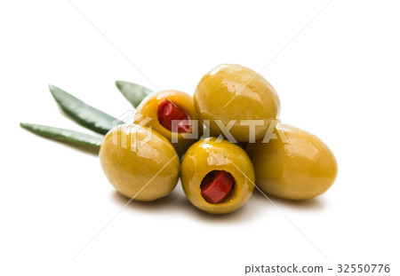 olives isolated 32550776