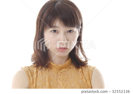 A sharp gaze woman 32552136