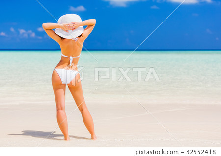 Young woman on the beach Young woman on the beach 32552418