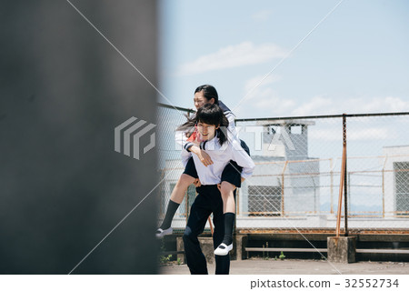 Students on the rooftop 32552734