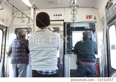 “騎鐵”聚集在頂級車上 32552857