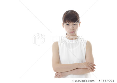 一個女人帶著不快樂的表情 一個女人帶著不快樂的表情 32552993