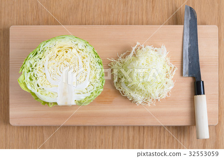 Shredded cabbage 32553059