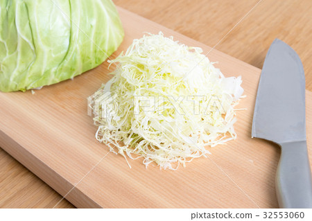 Shredded cabbage 32553060