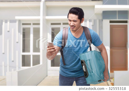 Portrait of asian traveler man running Portrait of asian traveler man running 32555318