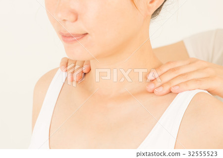 woman getting a massage woman getting a massage 32555523