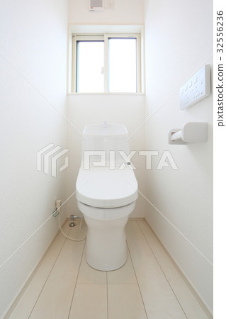 新住房的白色廁所 新住房的白色廁所 32556236