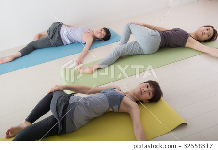 Women who do yoga 32558317