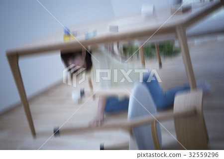 Large earthquake occurrence image Vertical shake image (blur expression) Large earthquake occurrence image Vertical shake image (blur expression) 32559296