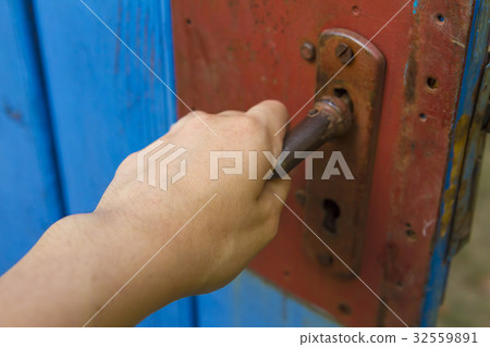 Woman hand open old wooden door 32559891