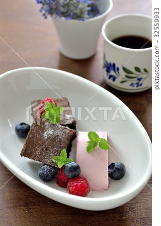 Strawberry mousse and brownie's sweet assortment / assorted dessert Strawberry mousse and brownie's sweet assortment / assorted dessert 32559933