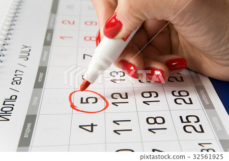 Calendar with a dedicated date on July 5th. 32561925