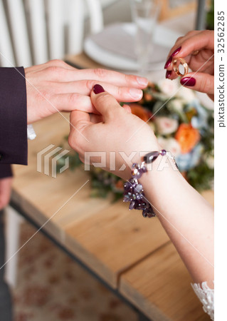 wedding rings and hands of bride and groom. young 32562285