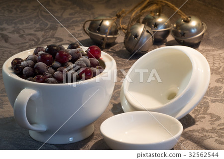 Frozen berries, black currants in a porcelain dish Frozen berries, black currants in a porcelain dish 32562544