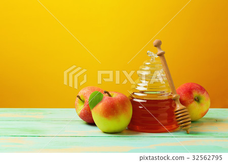 Honey and apples 32562795