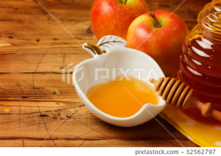 Honey and apples 32562797