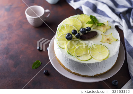 Lemon yogurt mousse cake 32563333