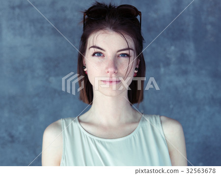 young beautiful woman 32563678